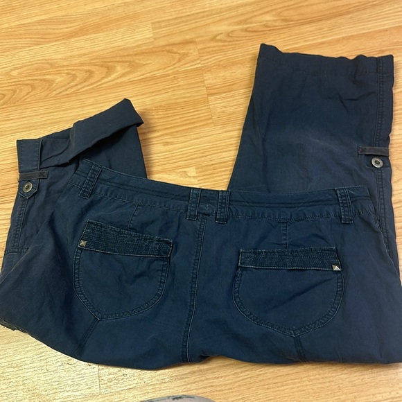Denver Hayes Navy Cargo Capris 💙 - Picture 7 of 7